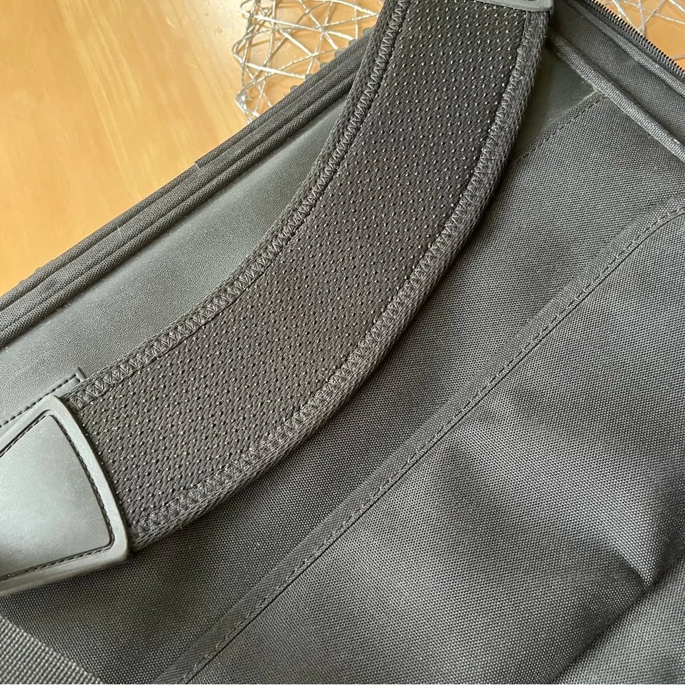 Targus black laptop bag - 12x16x2 - unisex
